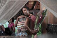 Death in Paradise – Curtis (Ray Fearon) tröstet Avita (Sarita Choudhury).
