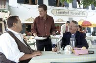 Die Rosenheim-Cops – Können der Pfarrer (Gerd Fritz, re.) und der Wirt (Horst Kummeth, mi.) dem bayrischen Ermittler (Joseph Hannesschläger) den entscheidenden Tipp geben?