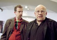 Tatort – hr-fernsehen TATORT: TEUFEL IM LEIB, Kriminalfilm, Deutschland 2004, Regie: Hans-Christoph Blumenberg Uhr. Hauptkommissar Palu (Jochen Senf, re.) und Assistent Stephan Deininger (Gregor Weber) ermitteln in der schillernden Welt der Schönheitschirurgie.