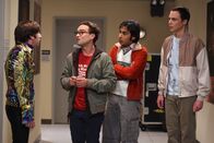 The Big Bang Theory – Howard (Simon Helberg, l.) nimmt sein Date in den Mars Rover Kontrollraum mit, um sie zu beeindrucken. Dort setzen sie dummerweise das Marsgefährt in einen Graben. Jetzt können ihm nur noch Leonard (Johnny Galecki, 2.v.l.), Sheldon (Jim Parsons, r.) und Raj (Kunal Nayyar, 2.v.r.) helfen ...