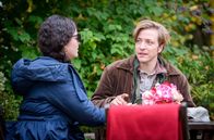 Sturm der Liebe – Shirin (Merve Çakır, l.) teilt Gerry (Johannes Huth, r.) mit, dass sie trotz des größeren Risikos die künstlichen Transplantate will.