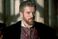 Wolf Hall – König Henry VIII. (Damian Lewis) hat ein Auge auf Jane Seymour, die Zofe der Königin, geworfen.