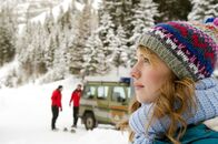 Die Bergretter – Sandra (Anna Brüggemann) versucht, sich in die Denkweise ihres vermissten Lebensgefährten zu versetzen. Welchen Weg in die Berge könnte er genommen haben?