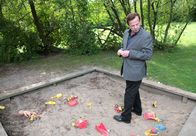 Mankells Wallander – Kommissar Wallander (Krister Henriksson) untersucht den Kinderspielplatz.