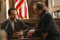Monk – Der eiskalte Strafverteidiger Harrison Powell (Jay Mohr, r.) weiß genau, wie er Adrian Monk (Tony Shalhoub, l.) in die Knie zwingen kann ...
