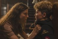 Jojo Rabbit – Elsa (Thomasin McKenzie), Jojo (Roman Griffin Davis).