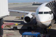 Mayday - Alarm im Cockpit – San Francisco, CA, USA: Ein Flugzeug beim Wenden auf einem Stand.
