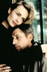 Die Farbe der Lüge – Mit allen Mitteln versucht Viviane (Sandrine Bonnaire, l.), ihren Mann Rene (Jacques Gamblin, r.) gegen alle Gerüchte in Schutz zu nehmen, doch in dem kleinen bretonischen Fischerdorf glauben bereits viele, der Zeichenlehrer sei der Mörder des Schulmädchens ...