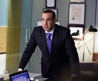 Suits – Louis (Rick Hoffman) verliert die Kontrolle – beruflich wie privat droht ihm der Boden unter den Füßen wegzubrechen. Doch sein Aufbegehren bleibt nicht ohne Folgen.