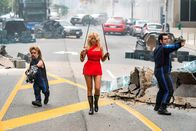 Pixels – Eddie (Peter Dinklage, l.), Lady Lisa (Ashley Benson) und Ludlow (Josh Gad) sagen den Videospielfiguren den Kampf an.