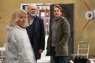 Der Alte – Am Tatort tragen Dr. Sommerfeld (Christina Rainer), Hauptkommissar Voss (Jan-Gregor Kremp, M.) und Tom Kupfer (Ludwig Blochberger, r.) die ersten Hinweise zusammen.
