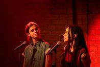 Conversations with Friends – Bei ihrem Poetry Slam begeistern Bobbi (Sasha Lane, r.) und Frances (Alison Oliver, l.) die Menge. Nach ihrem Auftritt machen die beiden Bekanntschaft mit einer besonderen Bewunderin.