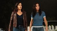 Scream – l-r: Sidney Prescott (Neve Campbell), Gale Weathers (Courteney Cox)