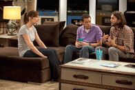 Two and a Half Men – Um Bridget (Judy Greer, l.) wieder für sich zu gewinnen, nimmt Walden (Ashton Kutcher, r.) Alan (Jon Cryer, M.) mit zu ihr. Doch ist das eine gute Idee?