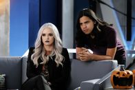 The Flash – Killer Frost (Danielle Panabaker, l.); Cisco Ramon (Carlos Valdes, r.)