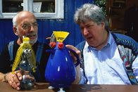 Löwenzahn Classics – Der Nachbar (Helmut Krauss, r.) kann kaum glauben, dass Peter (Peter Lustig, l.) aus einer Thermoskanne und einer Flasche zwei so tolle Theaterpuppen basteln kann.