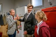 Sturm der Liebe – Josie (Lena Conzendorf, r.) ist enttäuscht, als Paul (Sandro Kirtzel, M.) ablehnt, ihr Dessert zu probieren, das Erik (Sven Waasner, l.) ihm anpreist.