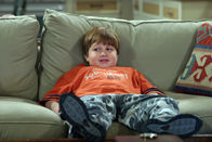 Two and a Half Men – Alan hat ein schlechtes Gewissen, da er wegen Nancy nur wenig Zeit für Jake (Angus T. Jones) hat ...