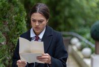 Sturm der Liebe – Maxi (Katharina Scheuba) ist irritiert, als Sophia sie bittet, dass sie gut auf Henry aufpassen soll, wenn sie mal nicht mehr da sein sollte.