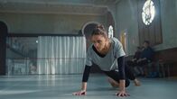 L'Opéra - Dancing in Paris – Beim Vortanzen für ein neues Stück geht es für Zoé (Ariane Labed) nicht nur um eine weitere Rolle, sondern um ihre gesamte Karriere. Zunächst sieht es düster für sie aus. Doch dann folgt sie ihrem Instinkt.