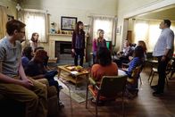 Speechless – Jedes Jahr feiert Maya (Minnie Driver, M.) die Oscar-Verleihung mit einer Party in ihrem Haus. Doch wird sie so verlaufen, wie sie sich es vorstellt?