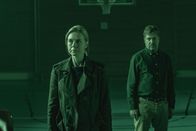 Cryptid – Axel (Johan Hedenberg) und Petra (Angelina Håkansson) stecken unter einer Decke.
