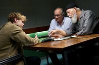 Rentnercops – Klaus Schmitz (Hartmut Volle, 2.v.r.) und Reinhard Bielefelder (Bill Mockridge, r.) verhören Mathis (Carl Benzschawel, l.), wegen dem Überfall auf den Aktivisten.