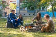 Anderst schön – Roger Müller (Charly Hübner) und Jill (Emilie Neumeister) sitzen mit ihren Nachbarn (Barbara Philipp, Christoph Jungmann) am Feuer.