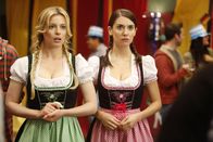 Community – Ein Schlachtplan muss her, um den Lernraum, der von den arroganten Deutschen besetzt wird, wieder zurückzugewinnen. Annie (Alison Brie, r.) und Britta (Gillian Jacobs, l.) haben die rettende Idee ...