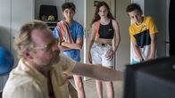 Die Pfefferkörner – Hakim, Leo und Moritz werfen gemeinsam mit Bademeister Theo einen Blick auf die Überwachungskamera.