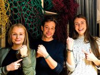 Checker Tobi – In Hamburg trifft Tobi Maja und ihre Kolleginnen. Die machen aus alten Fischernetzen bunte Armbänder.