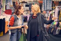 Andere Eltern – Die Elterninitiative möchte ihre Diversität erhöhen und einen frei gewordenen Kitaplatz einem sozial schwächer gestellten Kind anbieten: Nina (Lavinia Wilson, l.) und Ini (Johanna Gastdorf, r.) machen sich auf die Suche.