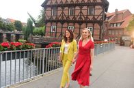 Rote Rosen – ARD ROTE ROSEN, Telenovela, 18. Staffel mit neuen Folgen ab (13.10.20), montags bis freitags um 14.10 Uhr im Ersten. Doppelt betrogen: Mona (Jana-Hora Goosmann, r.) und Tatjana (Judith Sehrbrock, l.) kämpfen sich ihren Glauben an die Liebe zurück, nachdem auffliegt, daß sie seit Jahren von demselben Mann betrogen wurden - und werden Freundinnen. Szene aus dem Vorspann zur 18. Staffel Rote Rosen.