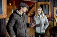 Sturm der Liebe – Viktor (Sebastian Fischer, l.) deutet vor Alicia (Larissa Marolt, r.) an, dass er kein Interesse mehr an Jessica hat.