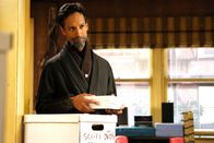 Community – Als ein Würfel, Aufgrund einer Auslosung direkt auf der Kante landet, taucht der böse Doppelgänger von Abed (Danny Pudi) auf. Und er ist nicht der Einzige ...