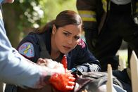 Chicago Fire – Chicago Fire Staffel 6 Folge 8 Sie versorgt einen Schwerverletzten: Monica Raymund als Gabriela Copyright: SRF/NBC Universal
