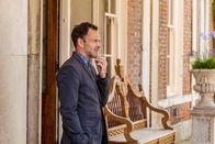 Elementary – Sherlock Holmes (Jonny Lee Miller) wird von Scotland Yard nach London gerufen, um bei der Aufklärung eines Falles mitzuhelfen ...