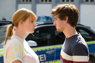 SOKO Köln – Die Tochter einer bekannten Schauspielerin und eines erfolgreichen Filmproduzenten wird nach einer Hausparty am Pool tot aufgefunden. Welche Geheimnisse haben ihre Freunde Jenny Wolf (Lilly Charlotte Dreesen) und Tom Berger (Henry Horn) voreinander?