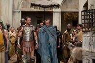 Spartacus – Will sich auf Spartacus' (Andy Whitfield, vorne l.) Namen ein Imperium aus Blut und Ruhm schaffen: Batiatus (John Hannah, vorne r.) ...