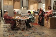 Two and a Half Men – Während Alan (Jon Cryer, l.) Jenny (Amber Tamblyn, 2.v.r.) Ratschläge für ihre Beziehung mit Brooke (Aly Michalka, r.) gibt, trifft Walden (Ashton Kutcher, 2.v.l.) auf eine attraktive Frau, die einmal für ihn gearbeitet hat ...
