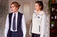 Sturm der Liebe – Katja (Isabell Stern, l.) ist überfordert, als Maxi (Katharina Scheuba, r.) ihr die Wahrheit gesteht.