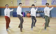The Big Bang Theory – Die Jungs haben einen großen Plan gefasst: Leonard (Johnny Galecki, l.), Sheldon (Jim Parsons, 2.v.l.), Howard (Simon Helberg, 2.v.r.) und Raj (Kunal Nayyar, r.) wollen sportlicher werden und welcher Sport eignet sich da besser als Fechten?