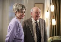 Young Sheldon – Meemaw (Annie Potts) e Dr. John Sturgis (Wallace Shawn)