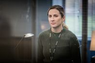 The Bay – Lisa Armstrong (Morven Christie) beichtet ihrem Chef, den One-Night-Stand mit Sean.