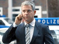 Elvis und der Kommissar – NDR Fernsehen ELVIS UND DER KOMMISSAR, "Tod auf Warteliste" Uhr. Seibold (Florian Fitz) entzieht Behringer den Fall wegen Befangenheit.