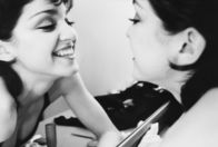 Becoming Madonna – Porträt der späteren US-Popsängerin Madonna in New York City, 1979. Mit kurzen dunklen Haaren und schwarzem Oberteil lächelt sie in einen Spiegel. Kurz zuvor war sie nach New York gezogen, um Tanz zu studieren.