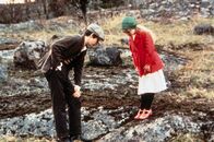 Astrid Lindgren:: Madita – Um Abbe (Sebastian Hakansson) zu imponieren, hat Madita (Jonna Liljendahl) heimlich die neuen Sandalen zum Maifeuer angezogen. Doch was wird Abbe dazu sagen?