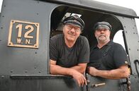 Eisenbahn-Romantik – LokfÃ¼hrer Hermann Hafner (li.) und LokfÃ¼hrer Ingo Adam (re.) â€“ das â€žDreamteamâ€œ auf dem FÃ¼hrerstand von Lok 12