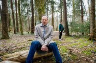 Sturm der Liebe – Markus (Timo Ben Schöfer, l. mit Tim Borys, r.) zweifelt an sich selbst, versucht das aber beiseite zu schieben.