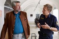 Die Rosenheim-Cops – Polizist Mohr (Max Müller, r.) informiert Kommissar Stadler (Dieter Fischer, l.) über das Mordopfer und sein persönliches Umfeld.